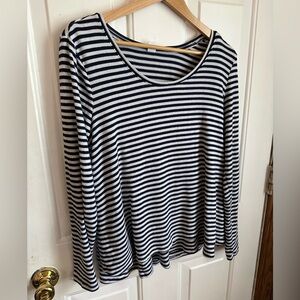 ⭐️Old Navy Black and White Long Sleeve Tee Maternity Women’s Large